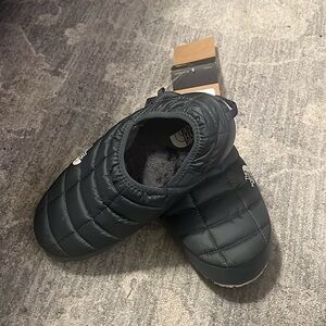 The North Face Women’s Fur Lined Thermoball Slippers Size 8 Brand new with tags